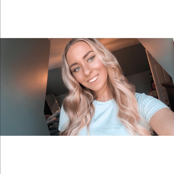 Profile Picture of Sam Holmes (@samiholmes98) on Poshmark