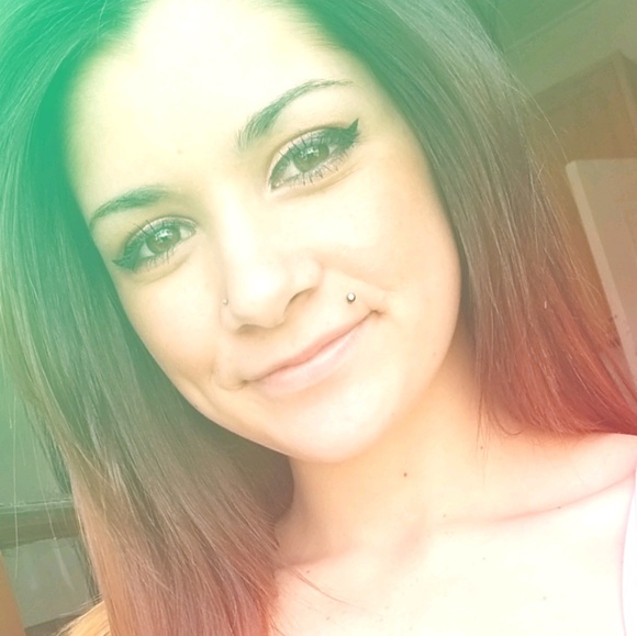 Profile Picture of Serena Rifanburg (@serenarifanburg) on Poshmark