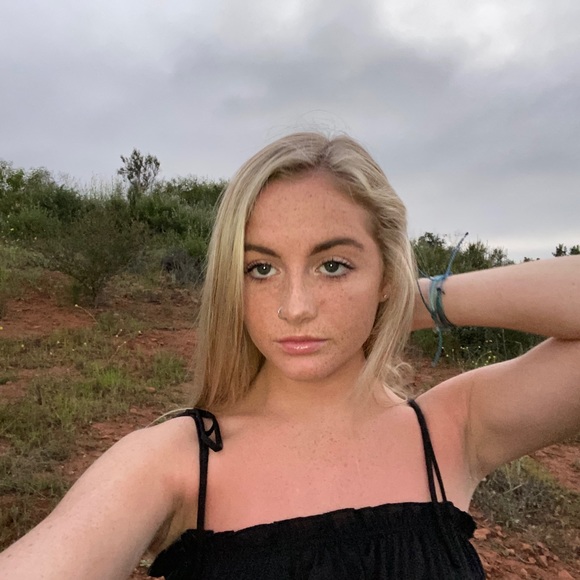 Profile Picture of Miranda Barnes (@miranda_barnes) on Poshmark