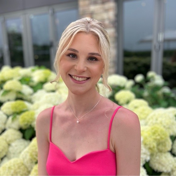 Profile Picture of Brooke Varnum (@brookevarnum) on Poshmark