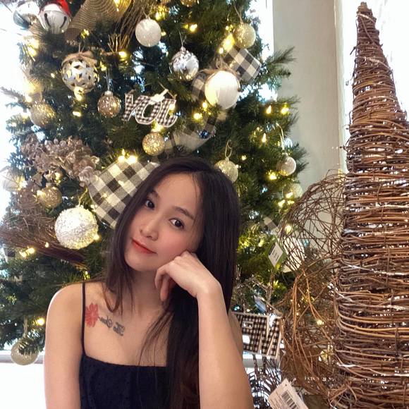 Profile Picture of Le Quynh (@quynhle2194) on Poshmark