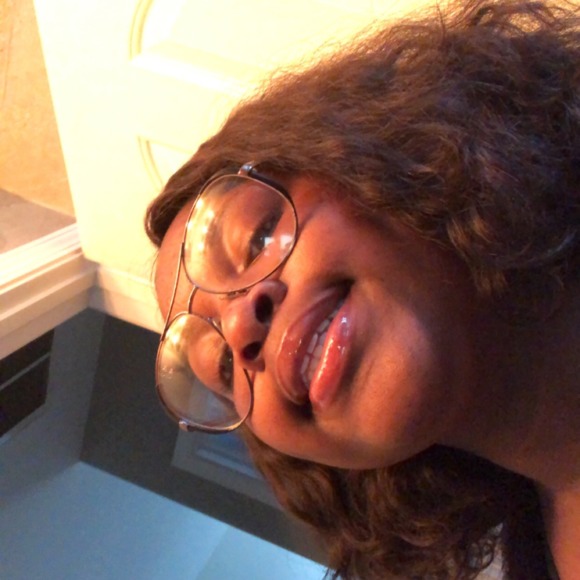 Profile Picture of Essence Corwell (@ecorwell_) on Poshmark