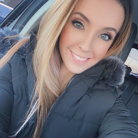 Profile Picture of Amy Logue (@amylogue7987) on Poshmark