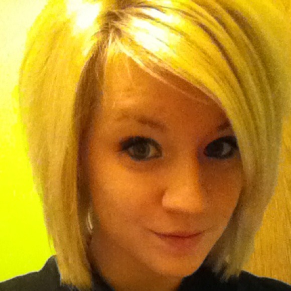 Profile Picture of Lindsay Labella (@lindsaylabella) on Poshmark