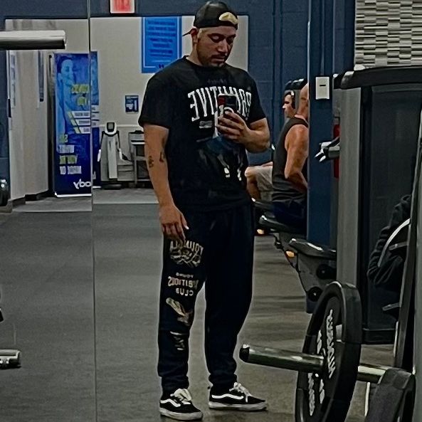 Profile Picture of Alex Vera (@avalexvera) on Tiktok