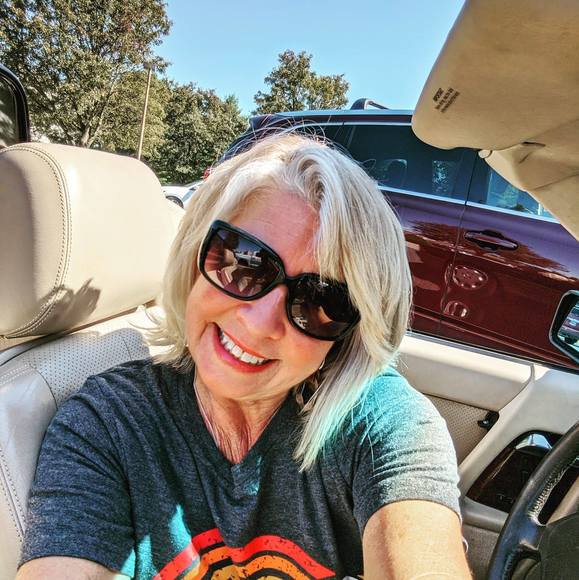 Profile Picture of Lisa Grauer (@lisagrauer) on Poshmark