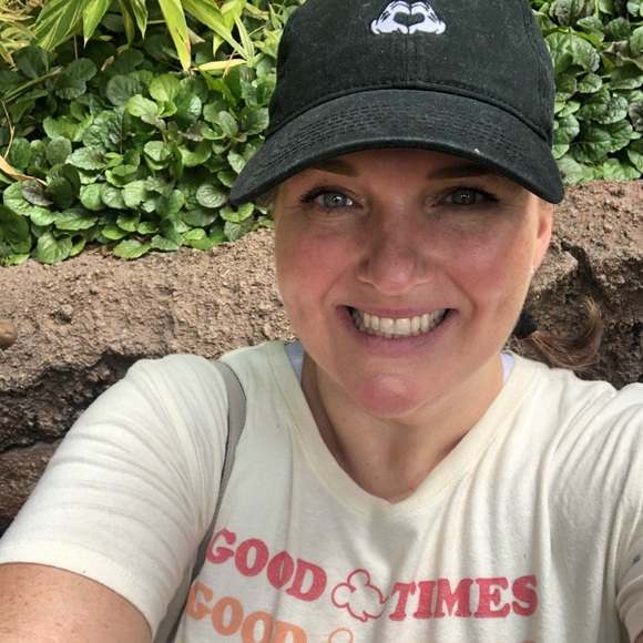 Profile Picture of Meg Schroeder (@megm33) on Poshmark