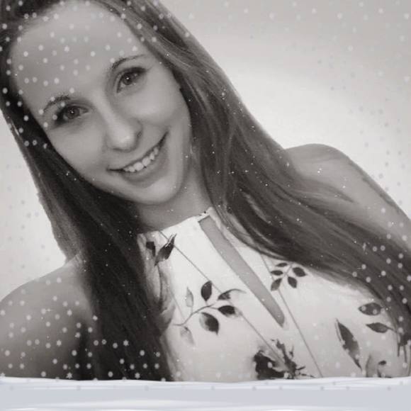 Profile Picture of Cassandra Pollen (@cpollen07) on Poshmark