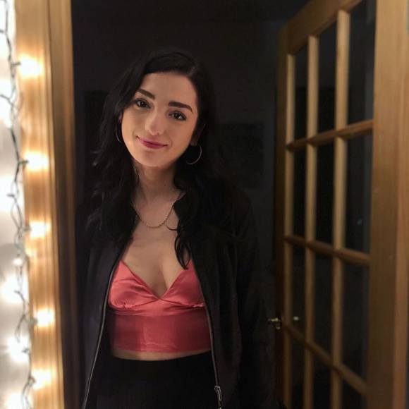 Profile Picture of Grace Mackoul (@gracemackoul) on Poshmark