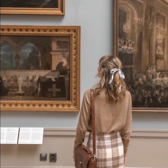 Profile Picture of Holly Kiffmeyer (@hollibrary) on Poshmark