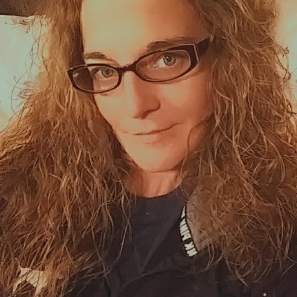 Profile Picture of Rachel Alberts (@rachelalberts9t) on Poshmark