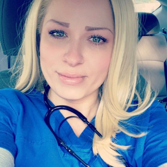 Profile Picture of Kari Hoppe (@karilee903) on Poshmark