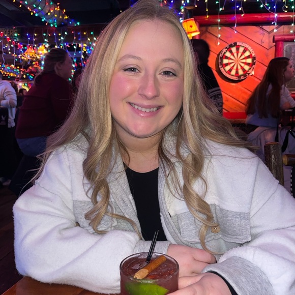 Profile Picture of Nicole Boehm (@nboehm94) on Poshmark