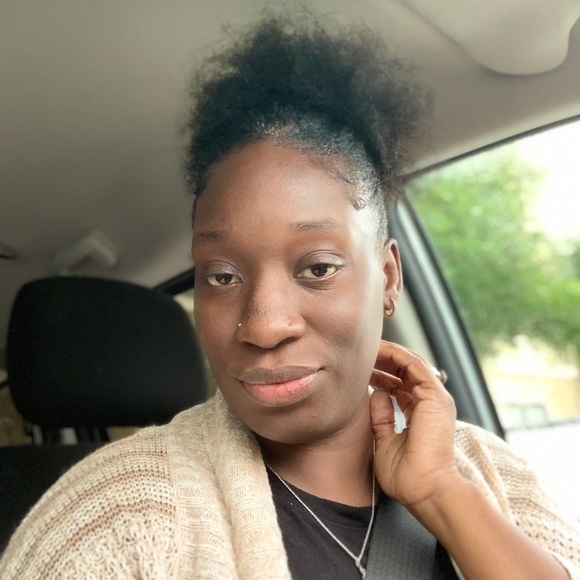 Profile Picture of Marion Roberts (@marion_roberts) on Poshmark