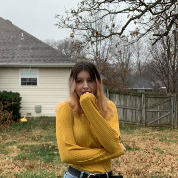 Profile Picture of Alexa Baird (@alexa_baird) on Poshmark