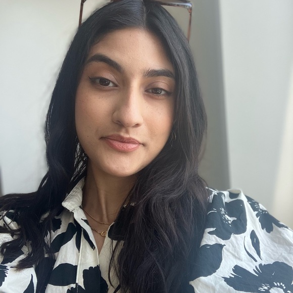 Profile Picture of Lily Perez (@netsblu) on Poshmark