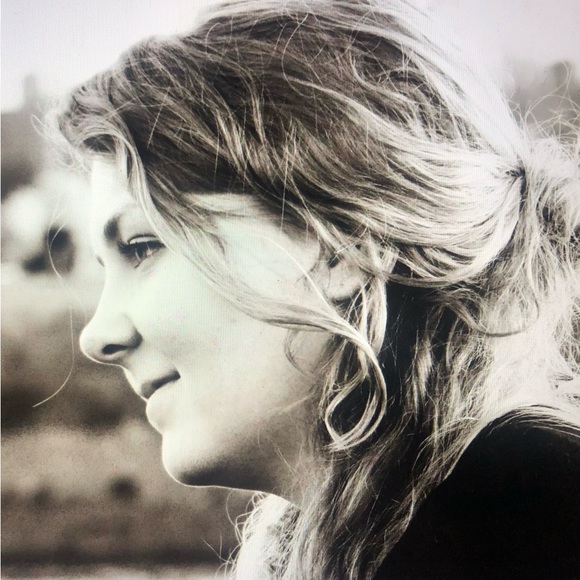 Profile Picture of Julia Bergquist (@juliabergquist) on Poshmark
