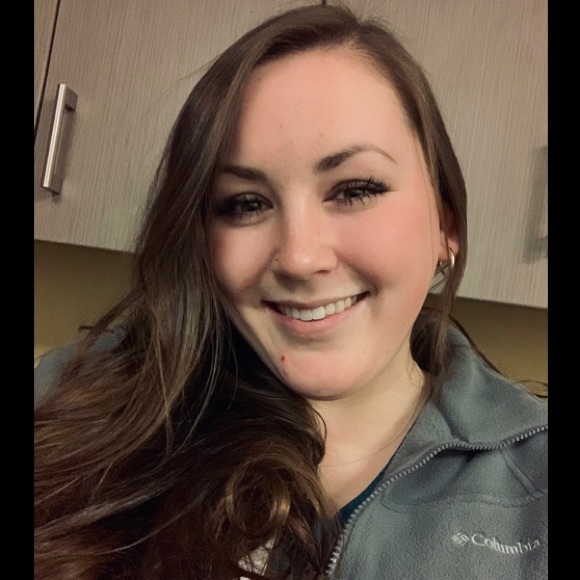 Profile Picture of Olivia Bergold (@oliviabergold) on Poshmark