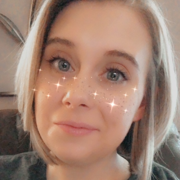 Profile Picture of Elizabeth Pierpoint (@thepinkchicshop) on Poshmark