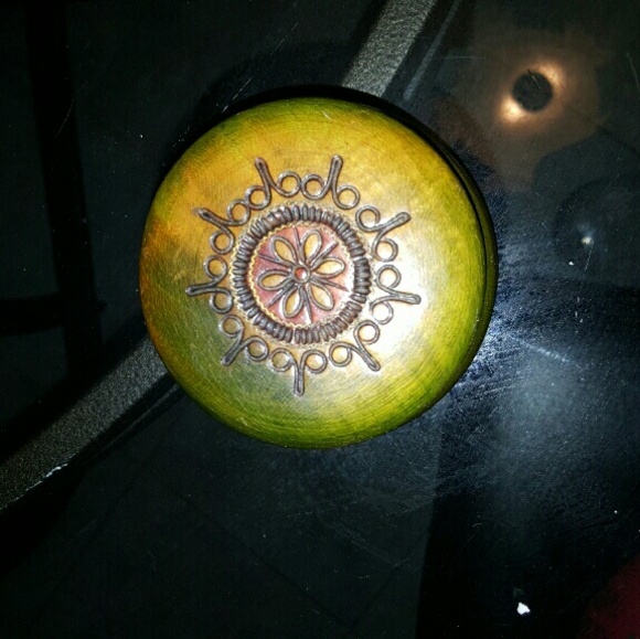 Profile Picture of Tashenia Gillum (@teat2724) on Poshmark