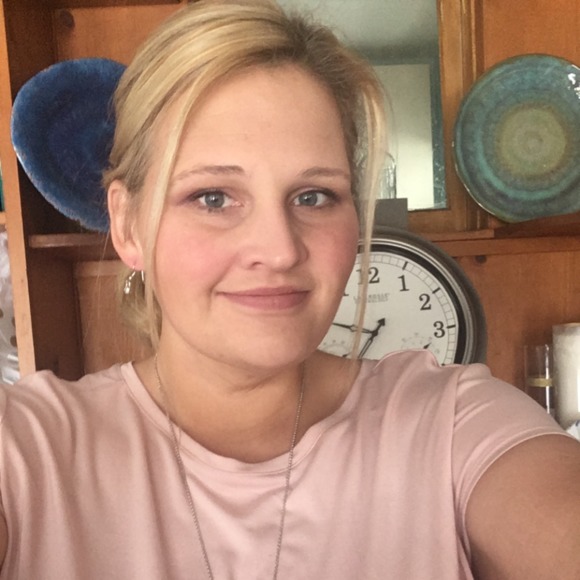 Profile Picture of Whitney Ferrell (@whitneywhiteart) on Poshmark