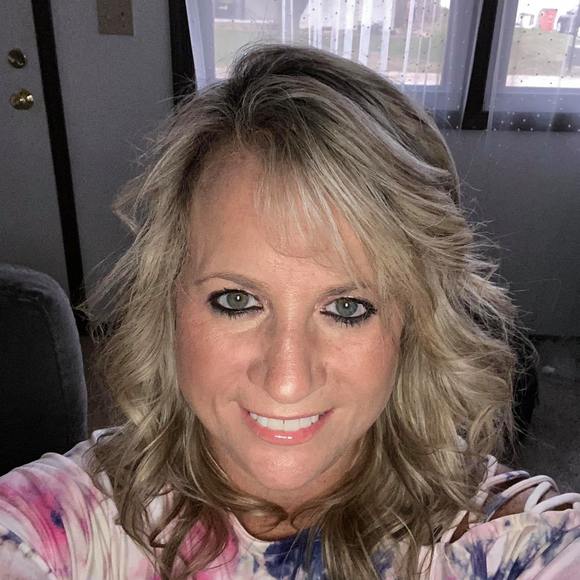 Profile Picture of Juli Taber (@hules) on Poshmark