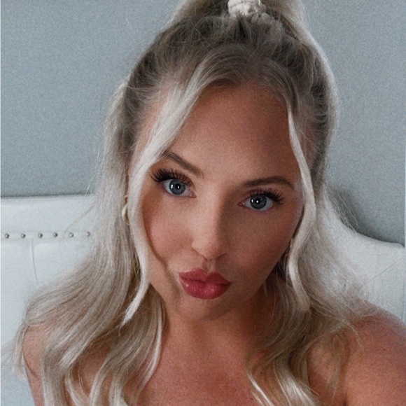 Profile Picture of Mariah Greager (@mgreager) on Poshmark
