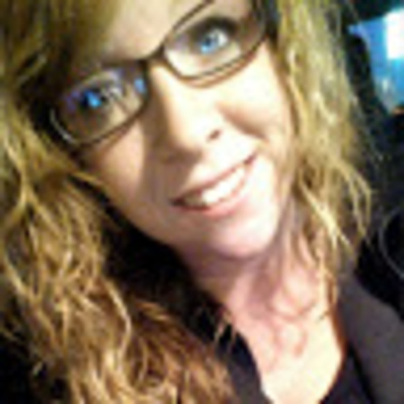 Profile Picture of Chelsea Cerwinski (@c_cerwinski) on Poshmark