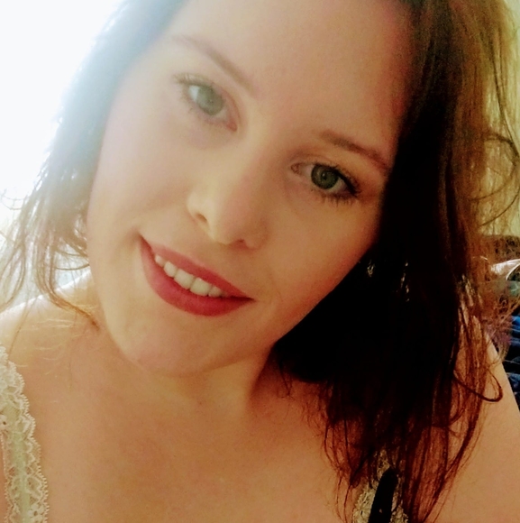 Profile Picture of Laura Hubanks (@daml) on Poshmark