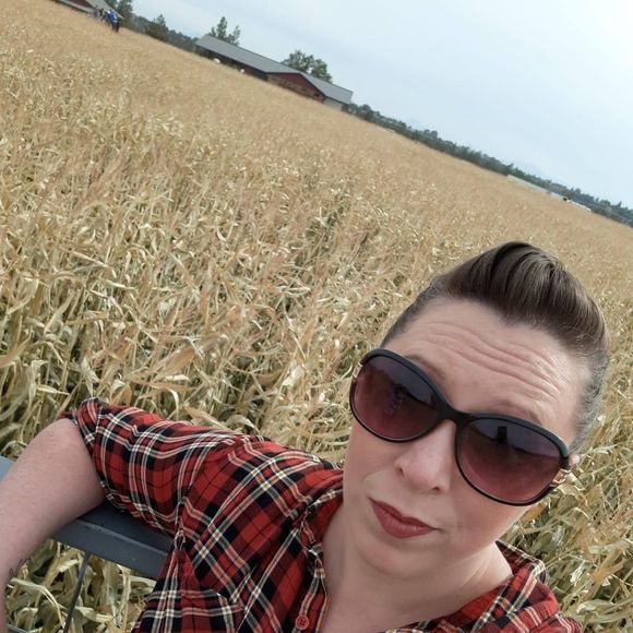 Profile Picture of Kelsey Reznick (@reznickke) on Poshmark