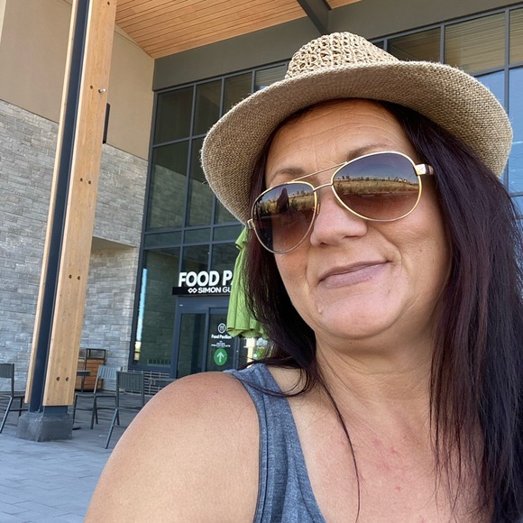 Profile Picture of Heide Miller👗 (@heidemiller) on Poshmark