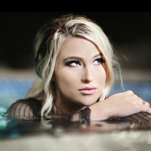 Profile Picture of Kurstyn Mikaila (@kurstynmikaila) on Poshmark