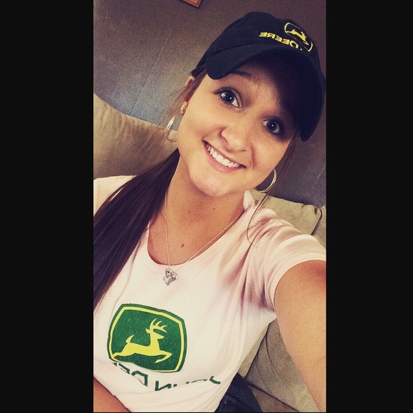 Profile Picture of Amanda Steger (@alsteger) on Poshmark