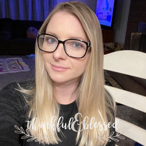 Profile Picture of Ashlee Chears (@ashk3232) on Poshmark