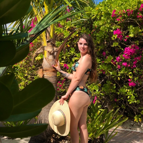 Profile Picture of Samantha Duquette (@sammiimae23) on Poshmark