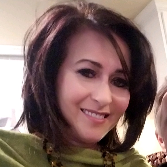 Profile Picture of Alice Chandler (@alicechandler87) on Poshmark