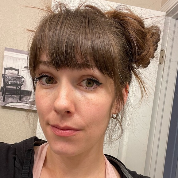 Profile Picture of Rikki Robertson (@rikki_robertson) on Poshmark