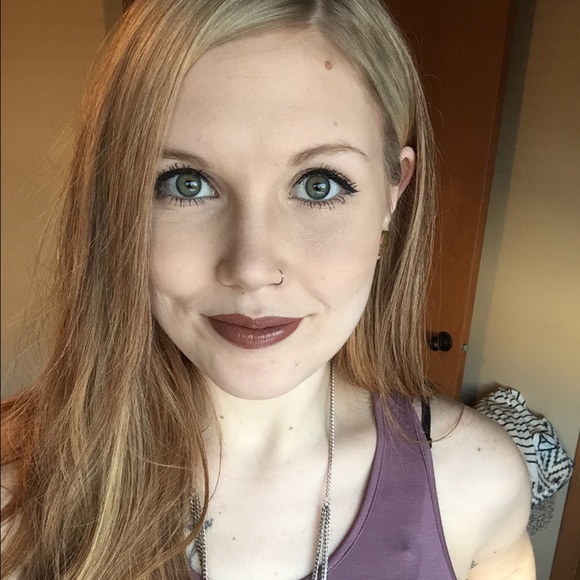 Profile Picture of Sophie Vonk (@sophialynae) on Poshmark