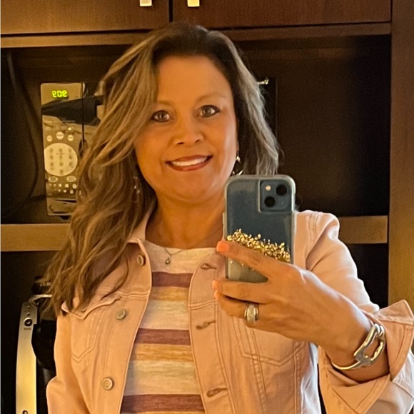 Profile Picture of Tami alexander Pfeifer (@tpfeifer22) on Poshmark