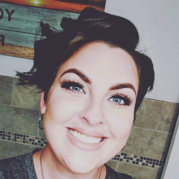 Profile Picture of Alecia Jensen (@aleciaj123) on Poshmark