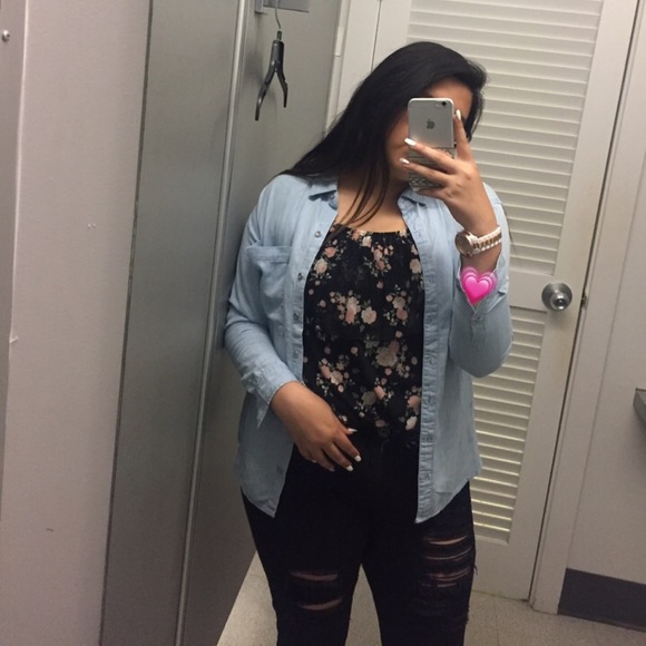 Profile Picture of Alyssa Gowing (@asvpalyssa) on Poshmark