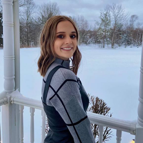 Profile Picture of Carly Osmolinski (@carlyosmo) on Poshmark