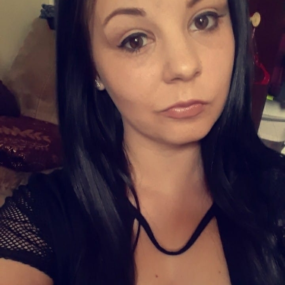 Profile Picture of Bobbie jo Edwards (@eyoumakemesmile) on Poshmark