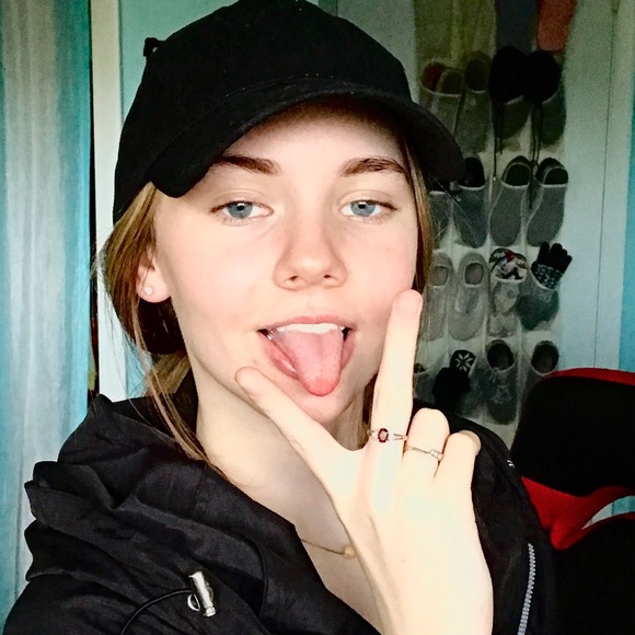 Profile Picture of Kylie Bathon (@kyliejewel) on Poshmark