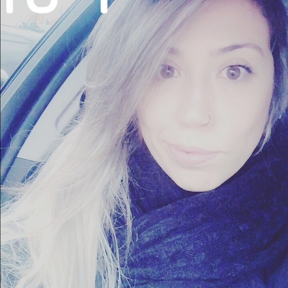 Profile Picture of Luana Silva (@pelizari) on Poshmark