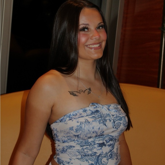 Profile Picture of Emma Duponte (@emmaduponte) on Poshmark