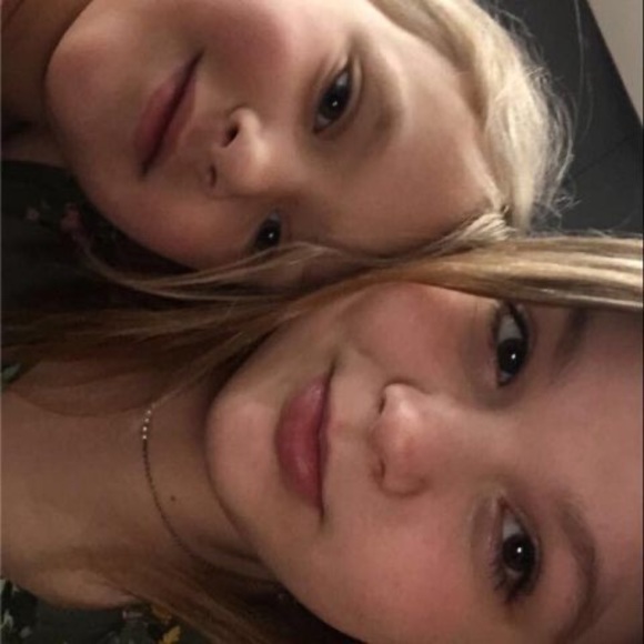 Profile Picture of Ariann Schoenberger (@ariannmarie) on Poshmark