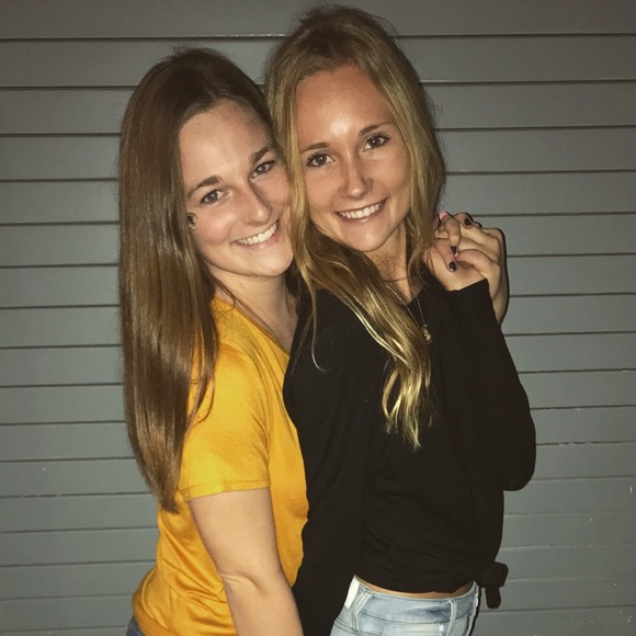 Profile Picture of Dani Declue (@ddeclue) on Poshmark