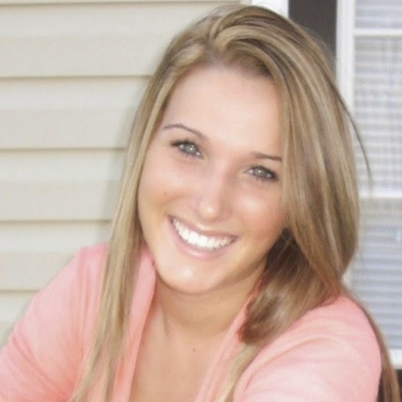 Profile Picture of Laura Pezzullo (@lpezzullo629) on Poshmark